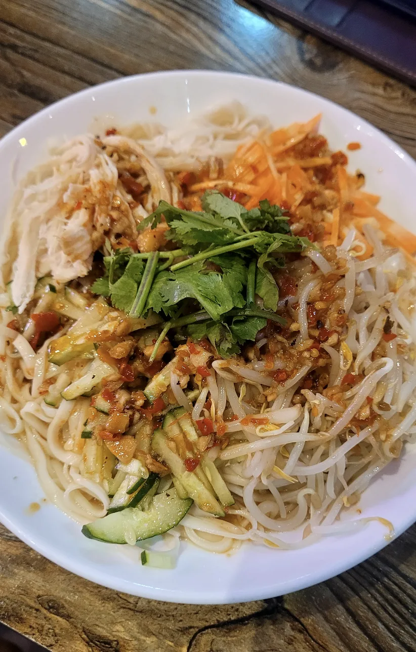 Cold tossed noodles with shredded chicken