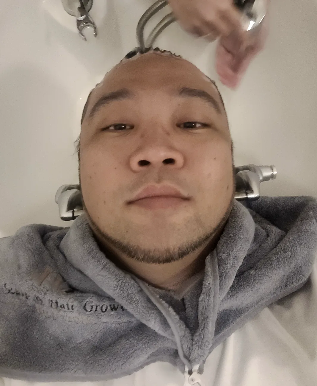 Scalp wash with the Scalp & Hair Grow robe